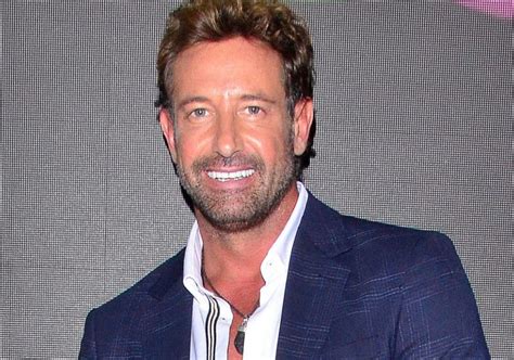 Gabriel Soto da la cara por video que muestra su。